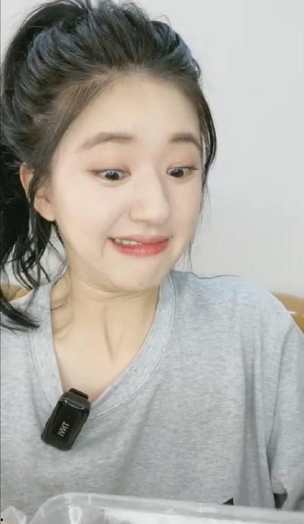 趙露思直播,青春活力與時尚魅力并存